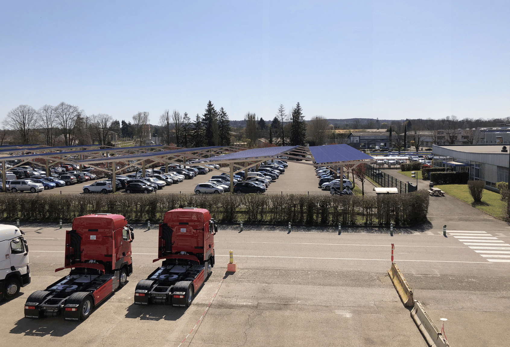 Fabryka w BourgenBresse wyposażona w zadaszenie fotowoltaiczne